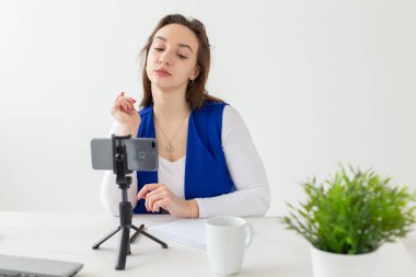 Bloglama, yayın ve insan kavramı - kadın blogger onu izleyiciler için kameraya konuşuyor