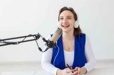 Radyo, bloglama, yayın kavramı - kadın dj radyo üzerinde çalışıyor