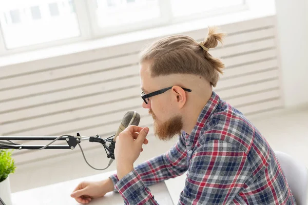 Concepto de bloguero, streamer y gente - Divertido joven DJ trabajando en la radio — Foto de Stock