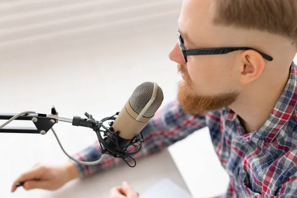 Concepto de bloguero, streamer y gente - Primer plano del joven DJ trabajando en la radio — Foto de Stock