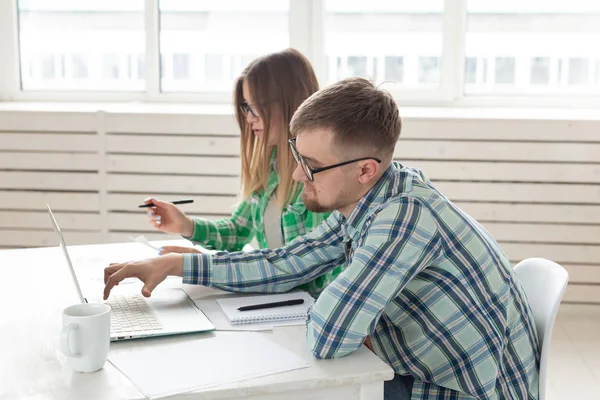 Kocası ve eşi daire ödeme kontrol miktarını tartışmak ve dizüstü bilgisayar ile masada otururken resmi web sitesinde oranları ile karşılaştırın. Faturalar ödeme kavramı.