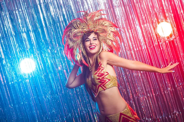 Karnaval, dansçı ve tatil konsepti - Kabare takım elbise güzellik esmer kadın ve doğal tüyler ve rhinestones ile başlık.