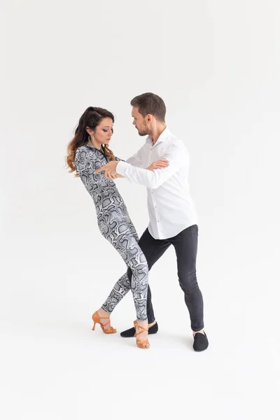 Unga kärlek par dansa social Danse Kizomba eller Bachata över vit bakgrund med kopia utrymme — Stockfoto