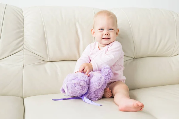 Concepto de niño, infancia y niños: hermosa niñera sonriente — Foto de Stock