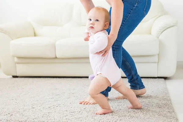 anne yardımı ile küçük bebek kız ilk adımlar