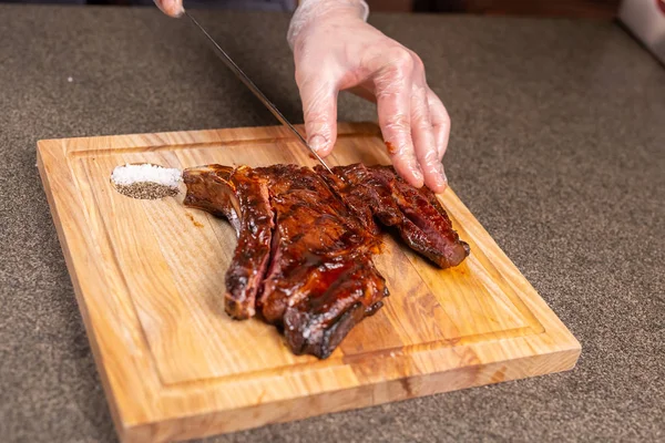 Comida, delicioso e conceito de artesanato - porção de bife de carne grelhada — Fotografia de Stock