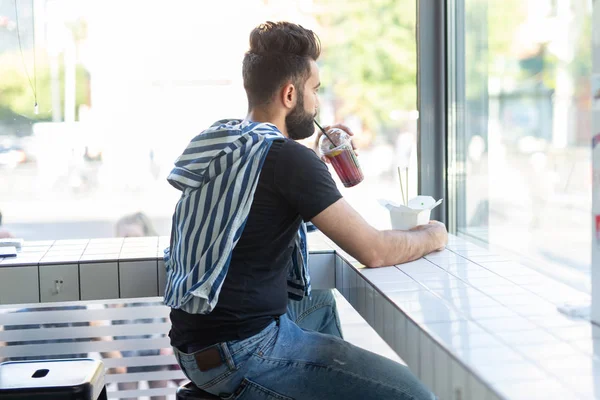 Portret przystojnego arabskiego człowieka picia Smoothie w kawiarni. Koncepcja zdrowych napojów i stylu życia. — Zdjęcie stockowe