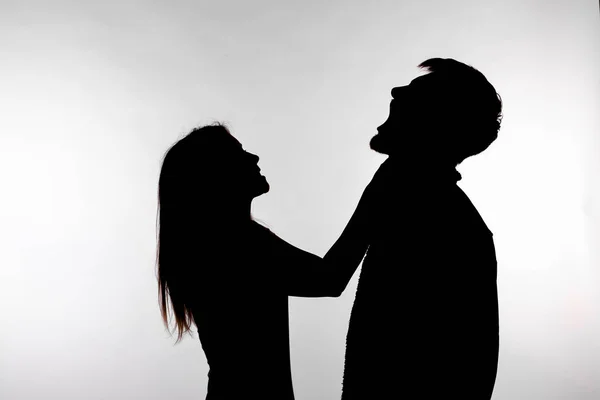 Violência doméstica e conceito de abuso - Silhueta de uma mulher asfixiando um homem — Fotografia de Stock