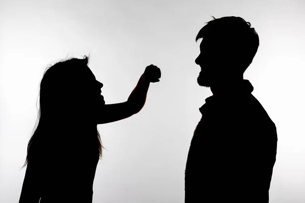 Επιθετικότητα και κατάχρηση έννοια-άνθρωπος και γυναίκα που εκφράζουν την ενδοοικογενειακή βία σε στούντιο σιλουέτα απομονωθεί σε λευκό φόντο. — Φωτογραφία Αρχείου