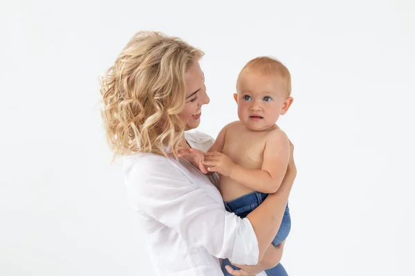 Madre feliz con adorable bebé sobre fondo blanco — Foto de Stock