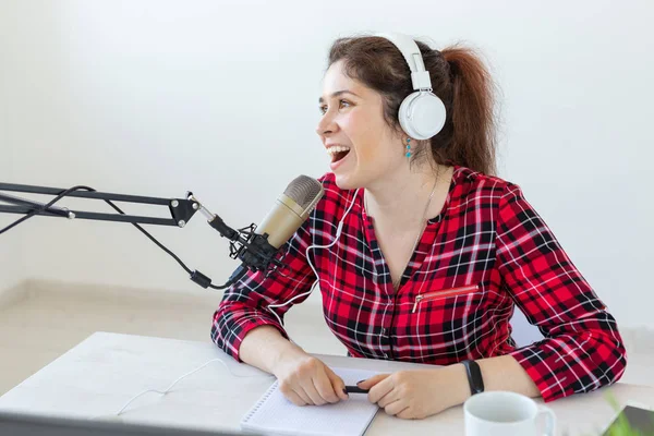 Anfitrión de radio, blogueo, concepto de radiodifusión - mujer joven trabajando en la radio — Foto de Stock