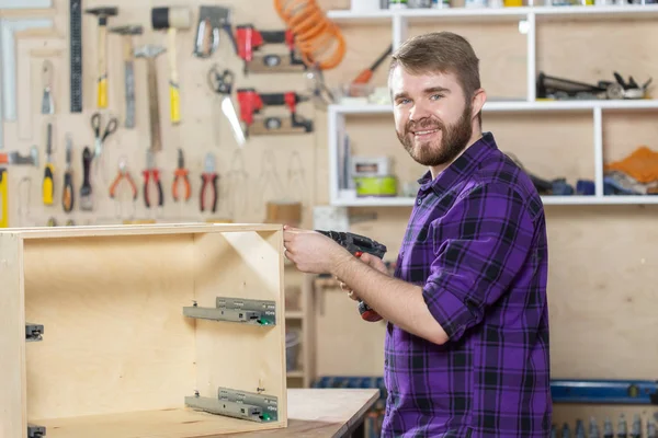 Productie, kleine bedrijven en werknemers concept-man werken aan de meubelfabriek — Stockfoto