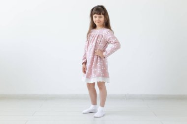 model, giyim tasarımcısı, insan kavramı - beyaz arka plan üzerinde pembe elbise küçük kız modeli