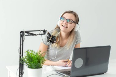 Podcasting, dj ve yayın konsepti - Sunucu veya radyo istasyonu barındırma programı ev sahibi radyo için