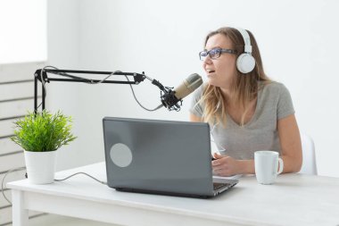 Radyo, bloglama, yayın kavramı - kadın dj radyo üzerinde çalışıyor