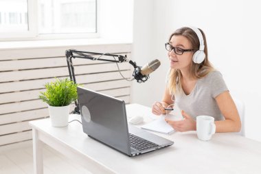 Radyo host kavramı - Kulaklık ile kadın radyo sunucusu Portresi