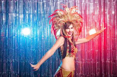 Tatiller, parti, dans ve gece hayatı konsepti. Karnaval gecesi için giyinmiş güzel bir kadın.