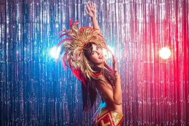 Karnaval, dansçı ve tatil konsepti - Renkli görkemli karnaval tüy takım seksi bir kadın Portresi. Kadın dansçının gece hayatı