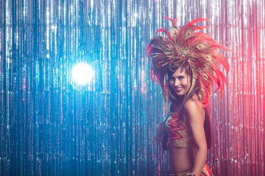 Tatiller, parti, dans ve gece hayatı konsepti. Karnaval gecesi için giyinmiş güzel bir kadın.