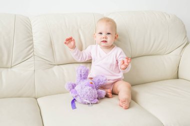 Çocuk, çocukluk ve çocuk kavramı - güzel gülümseyen bebek oturma