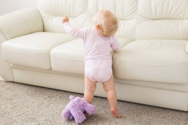 Çocuk, çocukluk ve çocuk kavramı - Kanepe yakınında sevimli kız bebek Portresi