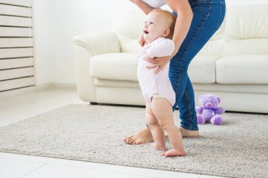 anne yardımı ile küçük bebek kız ilk adımlar