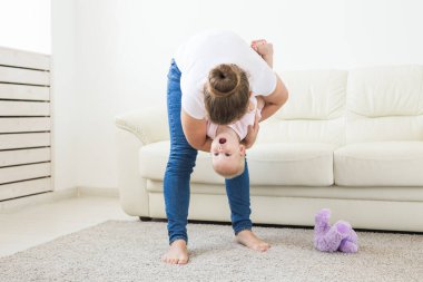 Annelik, aile ve çocuk kavramı - Evde onu sevimli küçük bebek ile genç anne.