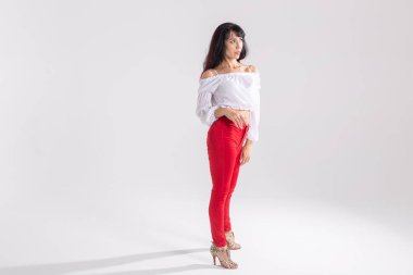 Latin dans, bachata bayan, caz modern ve vogue dans konsepti - Kopya alanı ile beyaz arka plan üzerinde dans güzel genç kadın