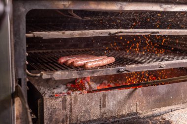 Yemek, lezzetli ve et yemekleri kavramı - Barbekü üzerinde hazırlanan at sosis