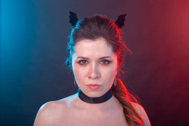 Cadılar Bayramı, tatil ve karnaval konsepti - gotik tarzda kadın.