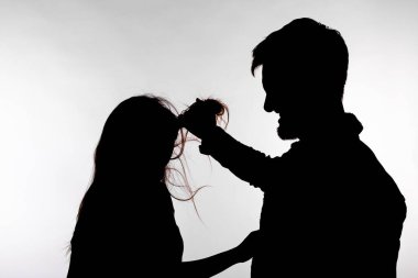 Saldırganlık ve istismar kavramı - beyaz arka plan üzerinde izole stüdyo siluet aile içi şiddet ifade erkek ve kadın.