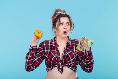 Diyet, kilo kaybı ve abur cubur - Genç kadın çörek ve ölçüm türü arasında seçim.