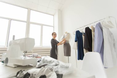 Terzi, moda tasarımcısı ve terzi kavramı - manken üzerinde kıyafet Tasarımcısı Süsle