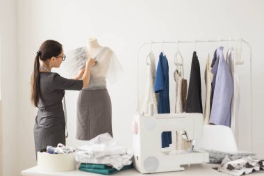 Terzi, teknolojiler, moda tasarımcısı ve terzi kavramı - onun galeride çalışan genç kadın moda tasarımcısı