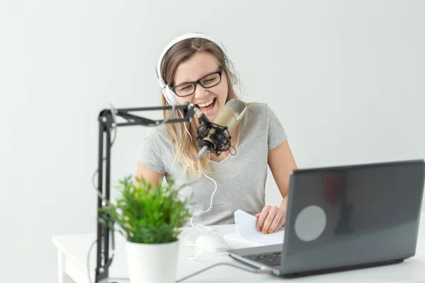 Concepto de anfitrión de radio - Retrato de mujer presentadora de radio con auriculares — Foto de Stock