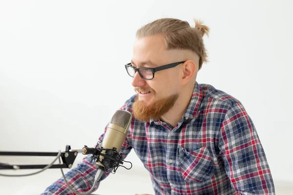 Concepto de bloguero, streamer y gente - Divertido joven DJ trabajando en la radio — Foto de Stock