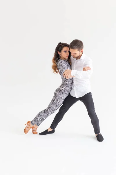 Casal apaixonado dançando social danse kizomba ou bachata ou tango ou salsa no fundo branco — Fotografia de Stock