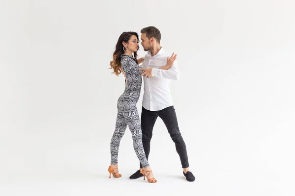 Casal apaixonado dançando social danse kizomba ou bachata ou semba ou taraxia no fundo branco com espaço de cópia — Fotografia de Stock
