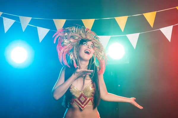 Διακοπές, πάρτι, χορός και νυχτερινή ζωή έννοια - όμορφη γυναίκα ντυμένη για καρναβάλι νύχτα — Φωτογραφία Αρχείου