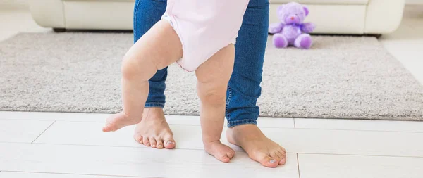 İlk adımlar. Yürümeyi öğrenme küçük bebek kız. — Stok fotoğraf