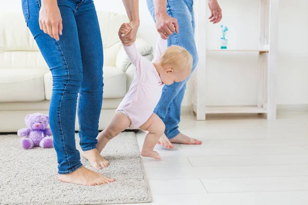 Primeiros passos. Pequena menina aprendendo a andar . — Fotografia de Stock