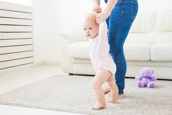 最初の手順を実行します。歩くことを学んで小さな女の赤ちゃん. — ストック写真