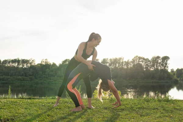 健康的なライフスタイルと人々のコンセプト - 夏の公園でヨガをする柔軟な女性 — ストック写真