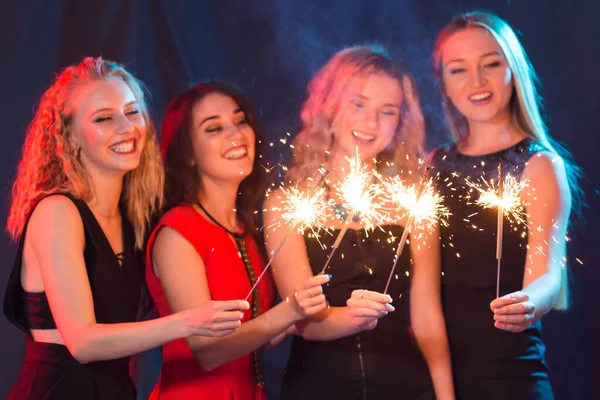 Birthday party, new year and holidays concept - Group of female friends celebrating holding sparklers — Stock Photo, Image