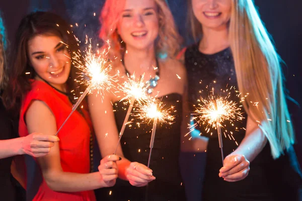 Impreza urodzinowa, koncepcja nowego roku i wakacji - Grupa przyjaciółek świętujących zbliżenie na sparklery gospodarstwa — Zdjęcie stockowe
