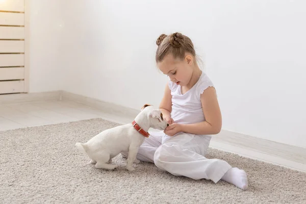 Los niños y el concepto animal - Cachorro con su dueño sentado en el suelo —  Fotos de Stock