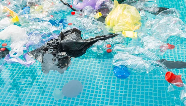 プラスチックリサイクル、汚染、環境コンセプト -海洋におけるプラスチックゴミ汚染の環境問題 — ストック写真