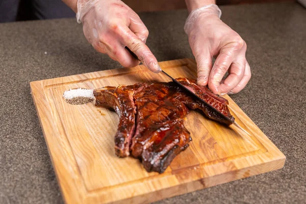 Yemek, lezzetli ve zanaat kavramı - adam at eti biftek kesme — Stok fotoğraf