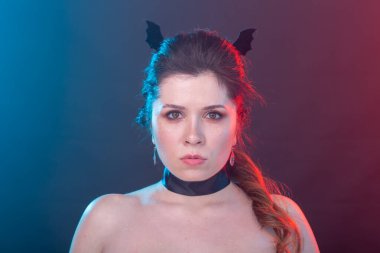 Koyu moda, cadılar bayramı ve insan kavramı - karanlık arka plan üzerinde yarasa kulakları gotik kadın