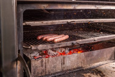 Yemek, lezzetli ve zanaat kavramı - alevli ızgara ızgara sosis